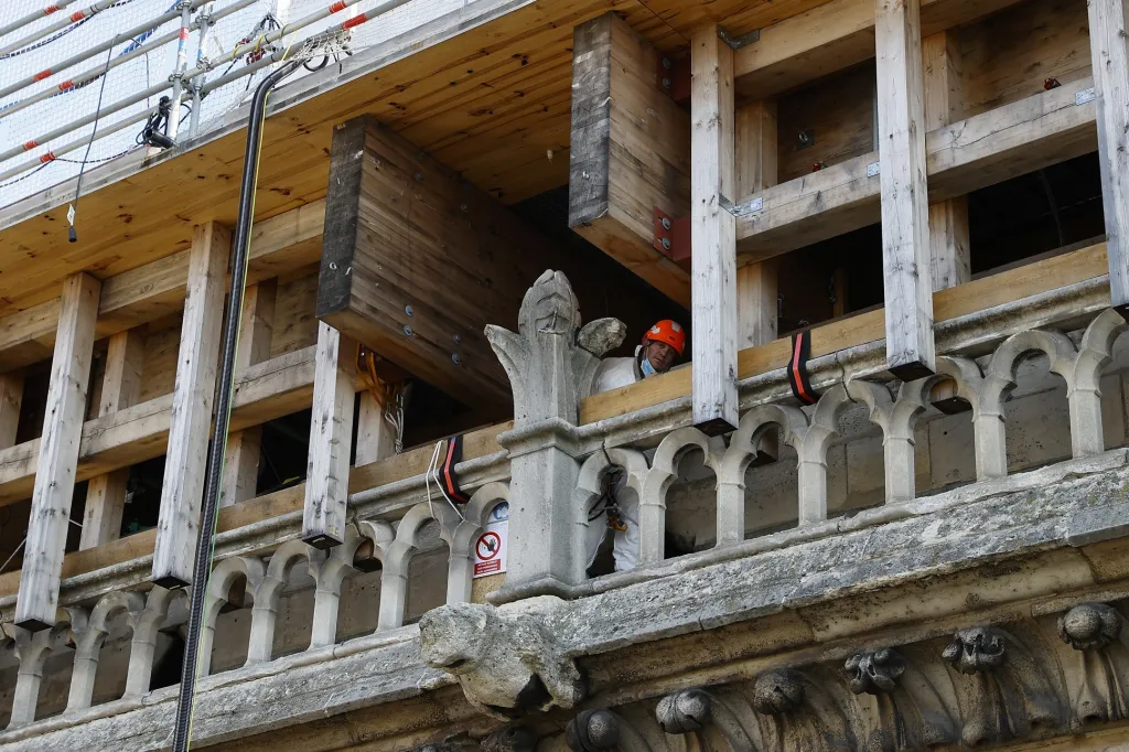 Francouzský prezident Emmanuel Macron, starosta Paříže Anne Hidalgo a generál francouzské armády Jean-Louis Georgelin navštívíli katedrálu Notre-Dame, která byla poškozena ničivým požárem před dvěma lety