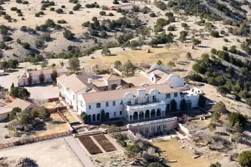 Vyšetřovatelé začali prohledávat ranč na jihu USA, který patřil Epsteinovi