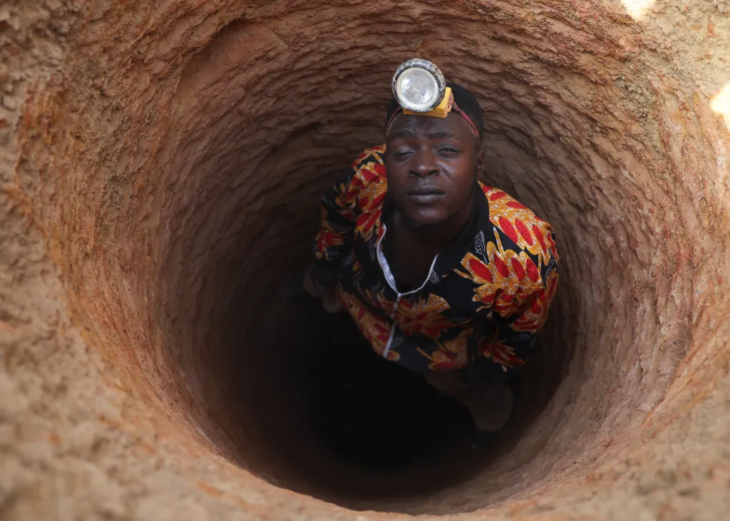 Lidé tu pracují bez jakéhokoliv bezpečnostního vybavení. Tato praxe je riskantní a náhlé zřícení vrtů je běžné, obyvatelé ale tvrdí, že potřeba přežít převažuje nad nebezpečím. V posledních dvou letech zemřelo v Josu při zřícení důlních vrtů asi dvacet lidí. V únoru zemřelo 37 horníků na otravu oxidem uhelnatým ve Wase, 200 kilometrů jižně od Josu
