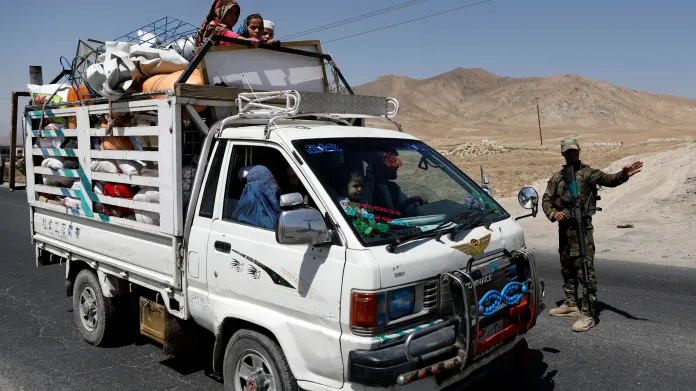 Afghánská rodina projíždí kontrolním stanovištěm u Ghazní
