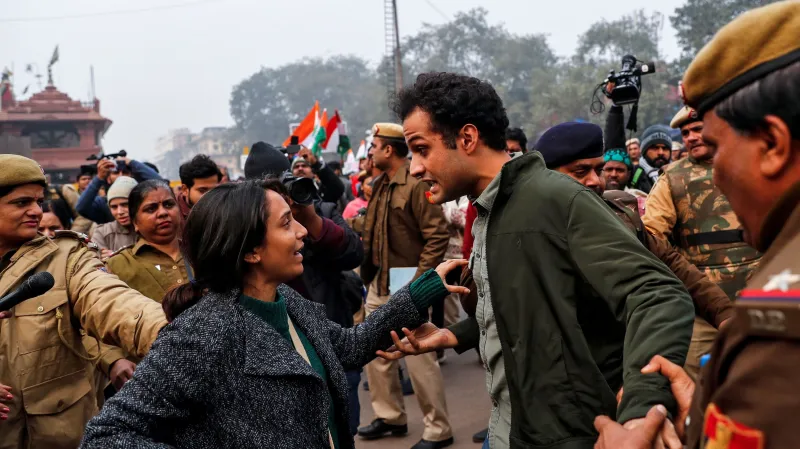 Zatýkání demonstrantů