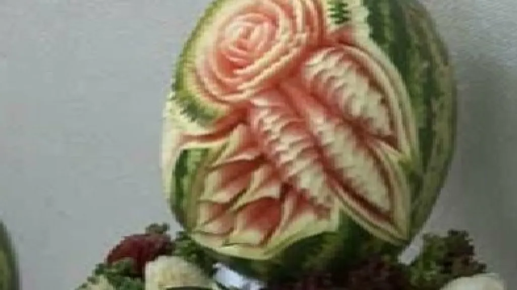 Květ vyřezaný do melounu