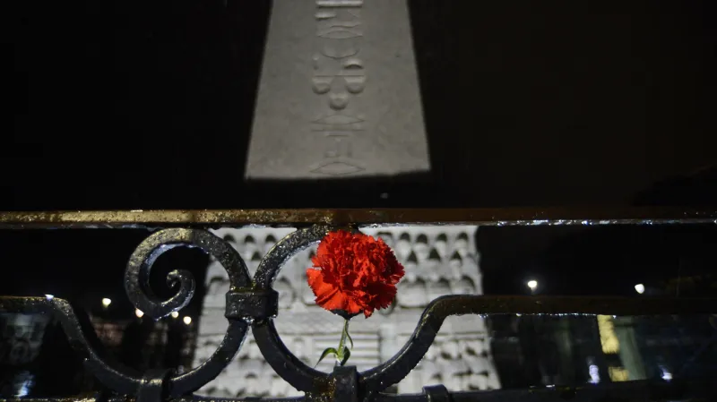 Lidé nosí k místu výbuchu v Istanbulu květiny