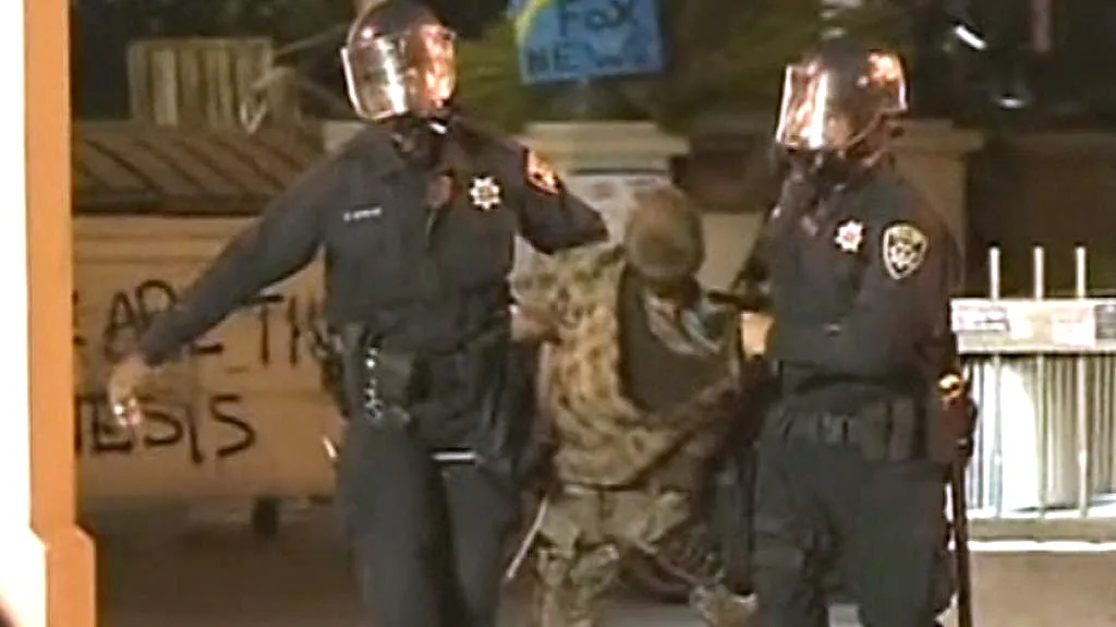 Policisté v Oaklandu zasáhli proti demonstrantům