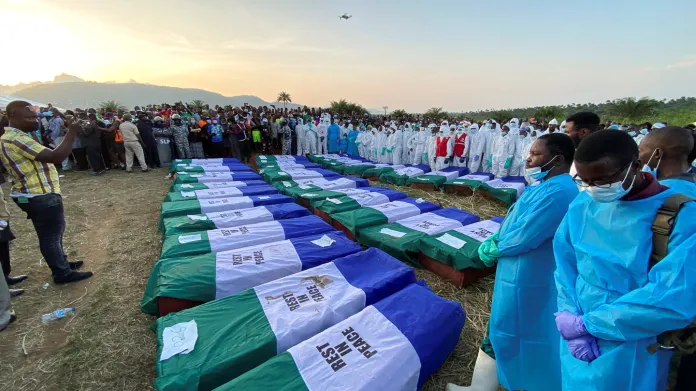 Pohřeb obětí po výbuchu cisterny s palivem v Sierra Leone