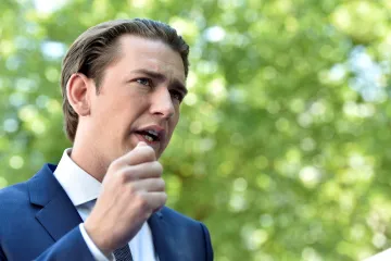 Kurzovi se nelíbí možnost žádat o azyl v centrech mimo Evropu. Šlo by prý o „šílený faktor přitažlivosti"