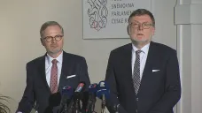 Premiér Petr Fiala a ministr financí Zbyněk Stanjura po hlasování