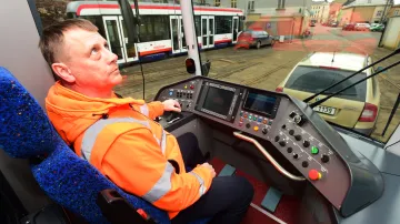Kabina řidiče nové tramvaje v Olomouci