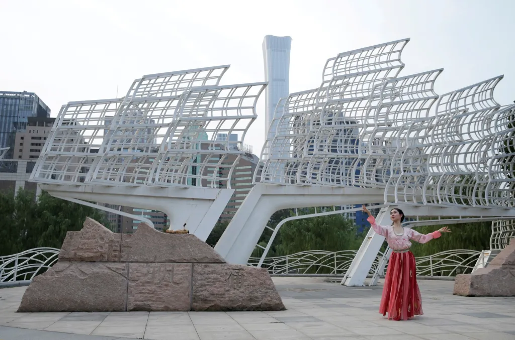 Jako výjev z učebnice o socialistickém realismu působí fotografie umělkyně, která tančí v kostýmu na Qixi festivalu, který má podobný charakter jako oslava zamilovaných během Dne svatého Valentýna