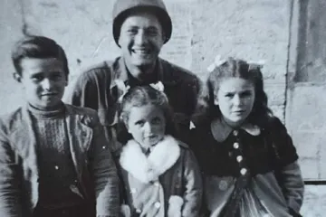 „Vánoční zázrak,“ píše The Guardian. Americký veterán po 76 letech vypátral zachráněné děti 