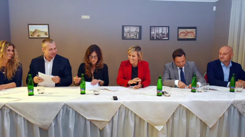 Zástupci ANO, Karlovaráků a ODS podepsali 15. října 2018 koaliční smlouvu. Zleva Hana Zemanová, Josef Märtz (oba Karlovaráci), nová primátorka Andrea Pfeffer Ferklová, hejtmanka Jana Mračková Vildumetzová (obě ANO), Petr Bursík a Jiří Vaněček (oba ODS)