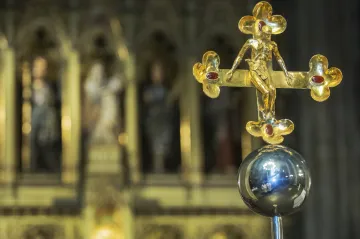 Katolická církev prodělala loni na burze desítky milionů, upozorňuje E15