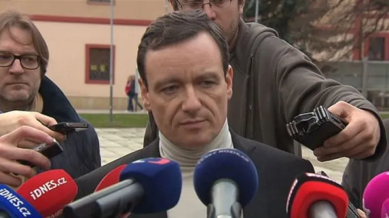 Brífink Davida Ratha po propuštění z vazby