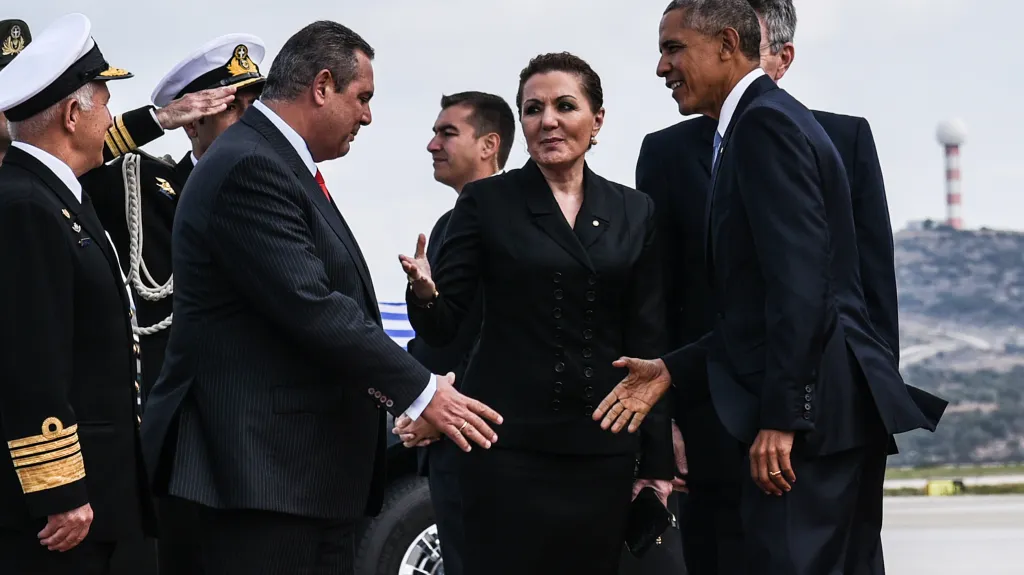 Obamu přivítal na letišti ministr obrany Panos Kamennos