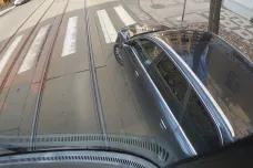 Špatně parkující auta blokují pražské tramvaje prakticky každý den. Pokuta se má zvýšit