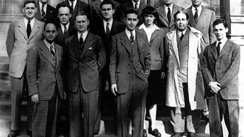 Zadní řada, zleva: Norman Hilberry, Samuel Allison, Thomas Brill, Robert Nobles, Warren Nyer,  Marvin Wilkening.Prostřední řada, zleva: Harold Agnew, William Sturm, Harold Lichtenberger, Leona Woods,  Leó Szilárd.Přední řada, zleva: Enrico Fermi, Walter Zinn, Albert Wattenberg, Herbert Anderson.