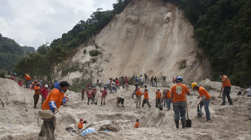 Záchranné práce po sesuvu půdy v Guatemale