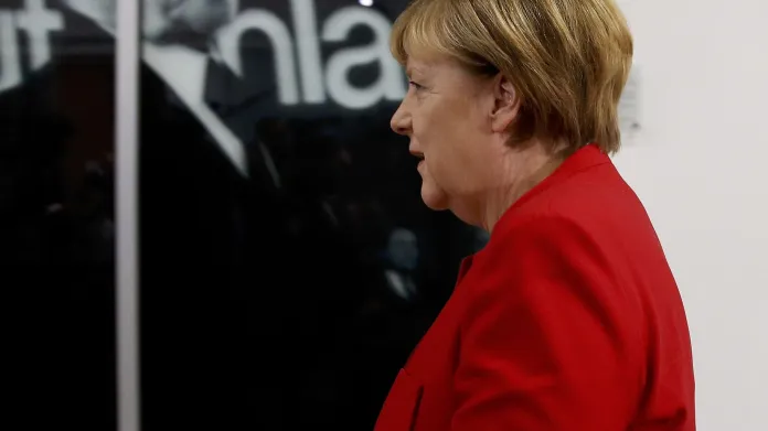 Merkelová prochází kolem fotografie Konrada Adenauera