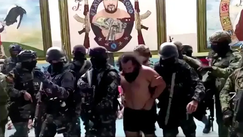 Adolfo Macías Villamar, známý jako Fito (uprostřed)