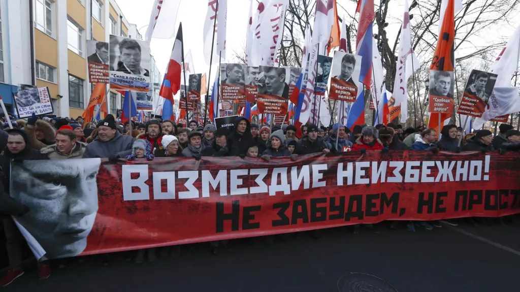 Tisíce lidí v Moskvě uctily památku zavražděného politika Němcova