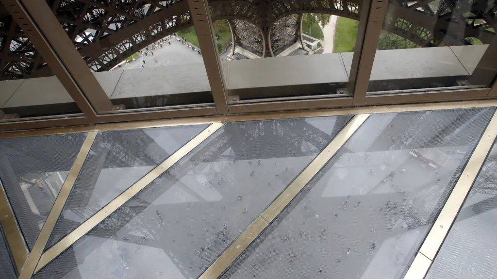 Prosklená vyhlídková terasa na Eiffelově věži