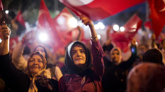 Erdoganovi příznivci na Taksimském náměstí v Istanbulu