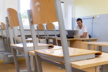Studenti středních a vyšších odborných škol se od 7. prosince mají vrátit do tříd na střídavou výuku