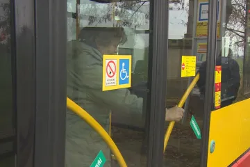 Do obce autobus zajíždí, cestující však vozit nesmí. Kvůli poplatku musí místní do Stěžer pěšky