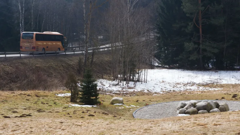 Oběti nehody připomíná od roku 2008 památník z dvaceti kamenů