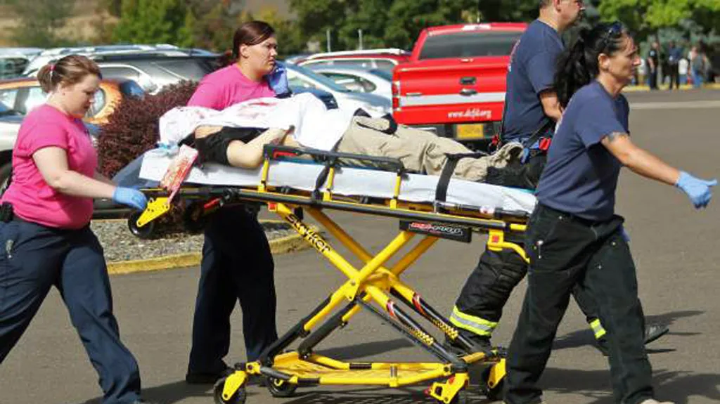 Záchranáři odvážejí zraněné po střelbě v kampusu Umpqua Community College v Oregonu