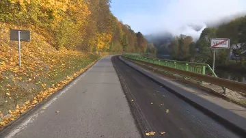 Opravovaná silnice do Větřní