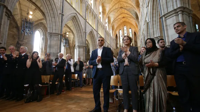 Sadiq Khan v londýnské katedrále po boku své ženy