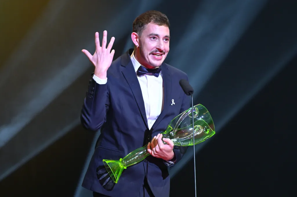 Thálie za alternativní divadlo: Martin Talaga ocenění dostal za performerský výkon v inscenaci PiNKBUS slovenský a žiadný iný uvedené v PiNKBUSu. "To, co děláme, je v některých zemích zakázané nebo trestné," připomněl. V inscenaci ztvárnil drag queen