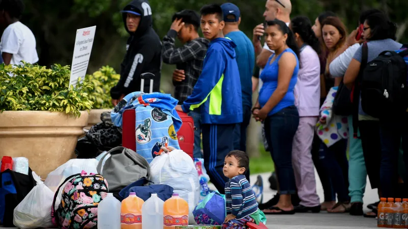 Lidé se shlukují před vchodem do velkopapacitních úkrytů