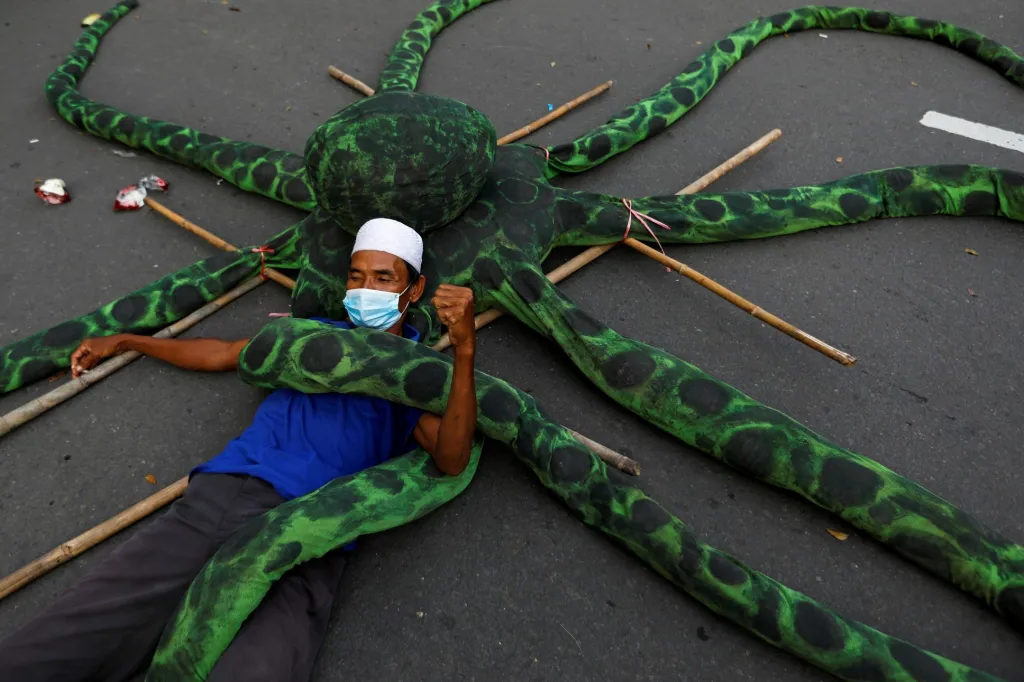 Rybář chycený „chobotnicí“ je demonstrant, který protestuje proti vládním reformám zákoníku práce v indonéské Jakartě