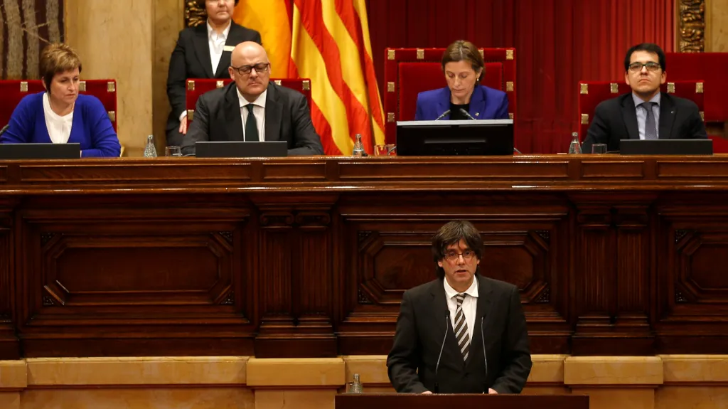 Carles Puigdemont (vpředu) v katalánském parlamentu