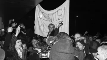 Demonstrace před budovou ČT