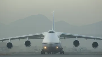 Antonov An-225 na letišti v Kábulu