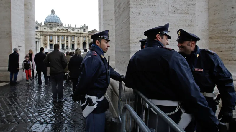 Policejní hlídky na Svatopetrském náměstí