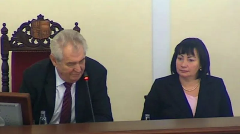 Zeman kritizuje poslance za liknavost při zvyšování platů