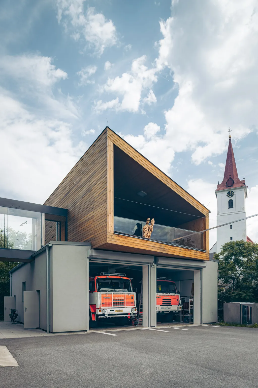 Rekonstrukce budovy hasičárny v obci Palkovice v okrese Frýdek-Místek. Na obnově budovy se podílel beskydský architekt Kamil Mrva