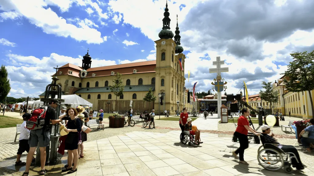 Poutníci na prostranství před zrekonstruovanou bazilikou Nanebevzetí Panny Marie a svatého Cyrila a Metoděje