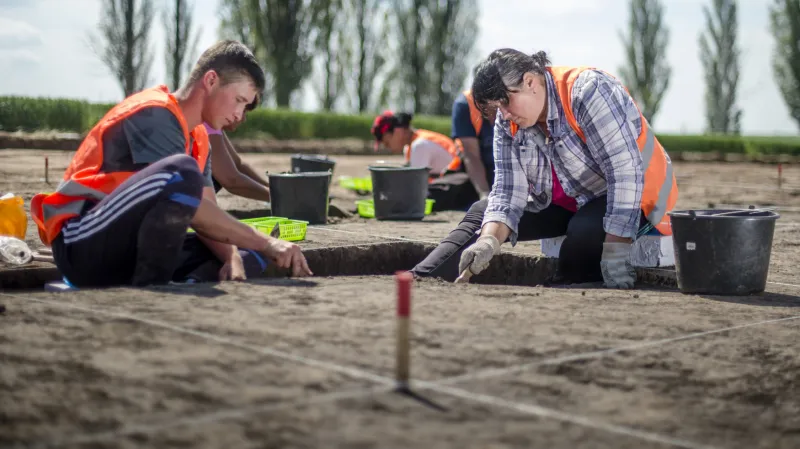 Archeologové u obce Lochenice, kde se podařilo objevit druh sopečného skla obsidián jako doklad dálkových kontaktů