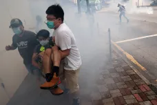 Policie použila proti demonstrantům v Hongkongu slzný plyn. USA hrozí Číně sankcemi