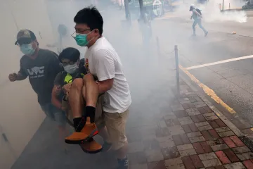 Policie použila proti demonstrantům v Hongkongu slzný plyn. USA hrozí Číně sankcemi