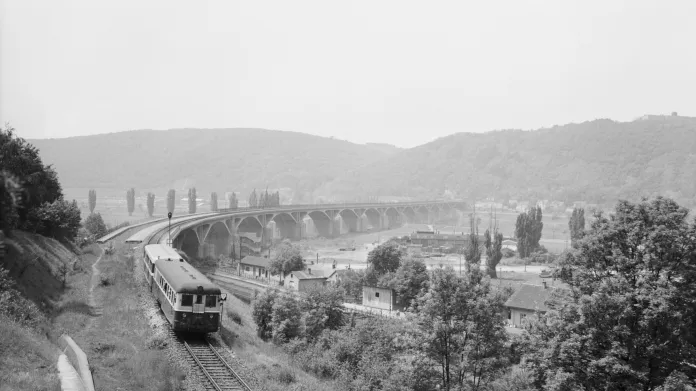 Branický most v době otevření již neměl druhou kolej, ale ani trakční vedení – elektrizace proběhla až v roce 1973.