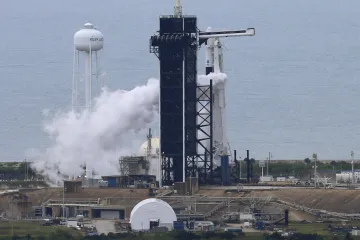 Start kosmické Crew Dragon se odkládá kvůli špatnému počasí. K ISS pravděpodobně vycestuje v sobotu