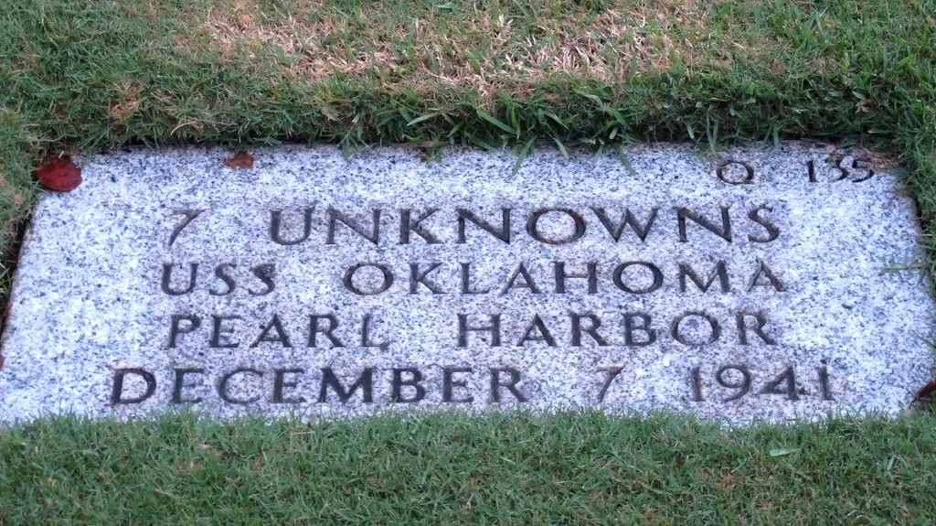 Náhrobní kámen členů posádky USS Oklahoma