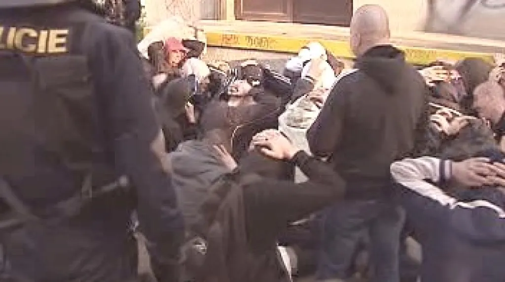 Policie prohledává fanoušky Brna
