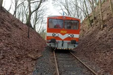 Vlak stoupal na Moldavu, narazil do nastražených kamenů